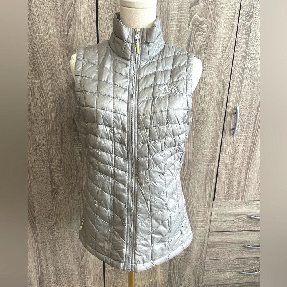 The North Face Silver Lightweight Puffer Vest. Size S
